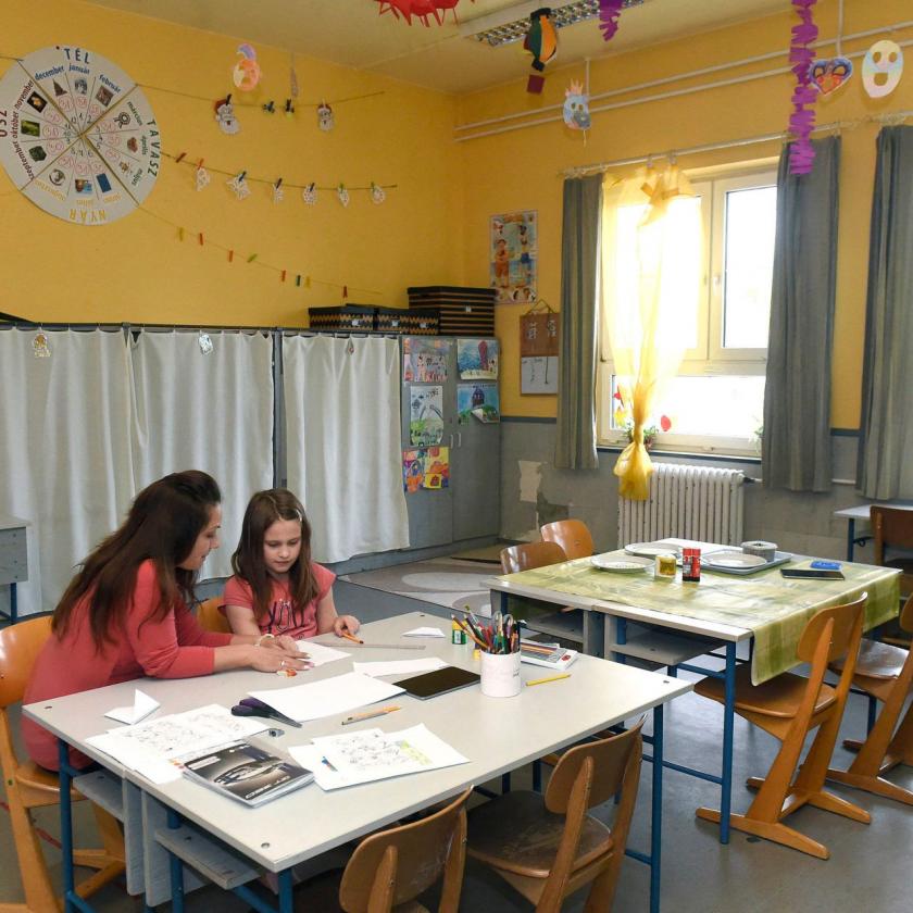 A semmiből bérelvonással sújtottak három budapesti pedagógust 