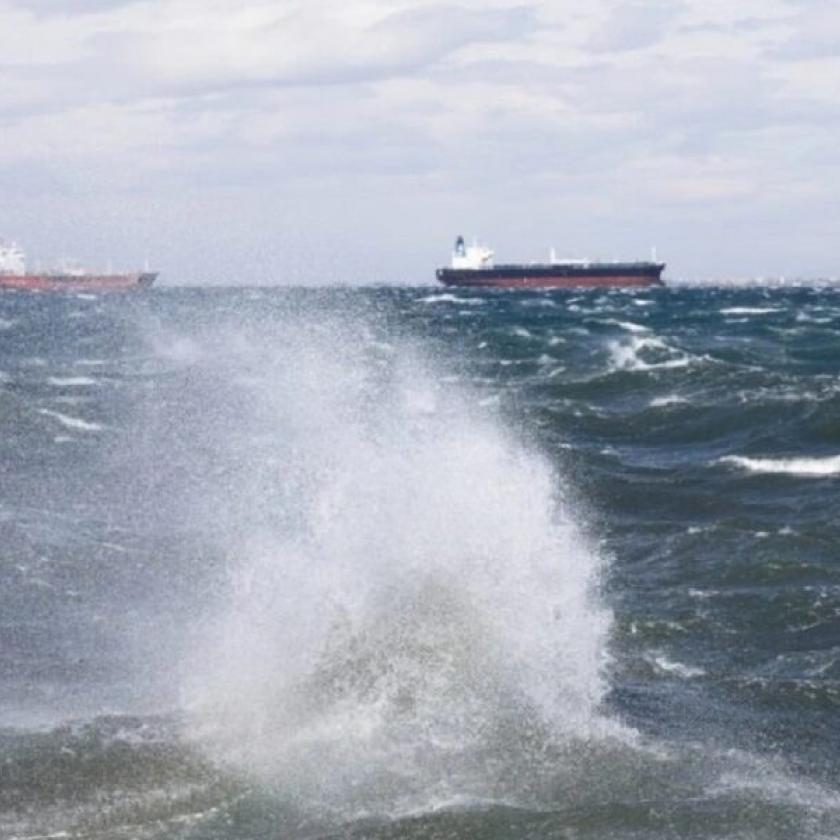 Elsüllyedt egy teherhajó Görögország partjainál, eddig egy embert sikerült kimenteni a vízből 
