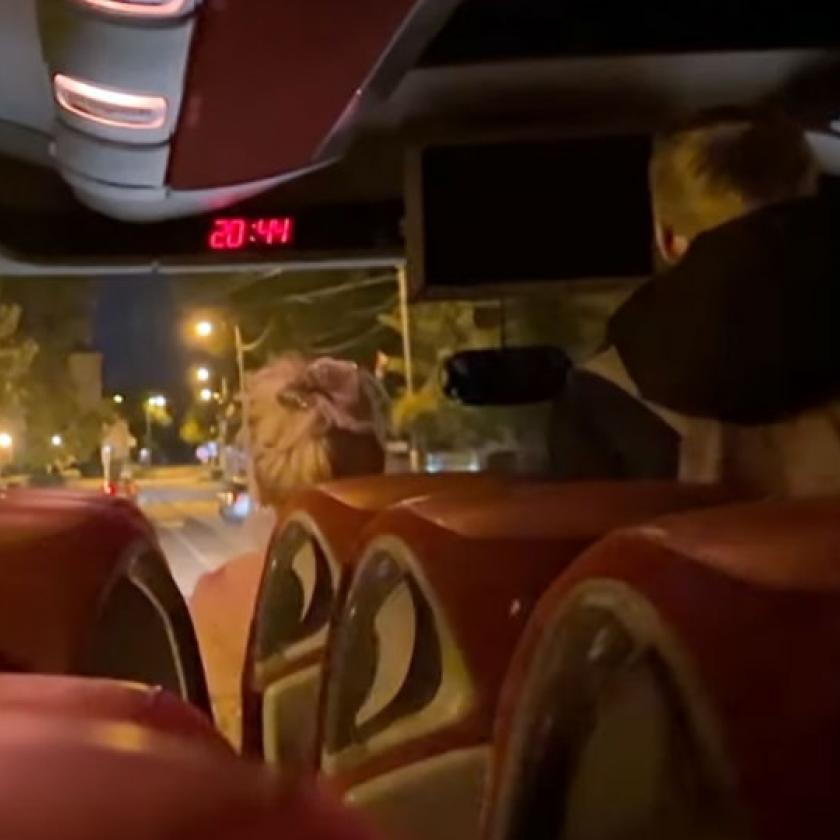 Utasok irányítottak egy vonatpótló buszt - VIDEÓ 