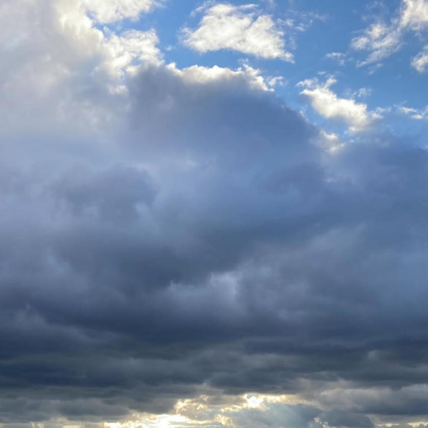 Elhagynak minket a felhők, csökken a csapadékhajlam és a szerencsésebbek a napot is láthatják