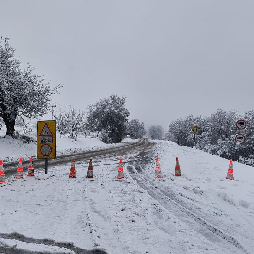 Lezárták Esztergomnál az országutat