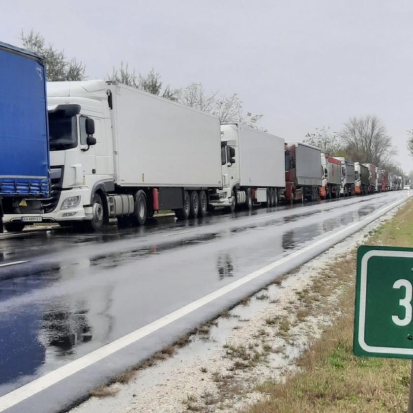 A magyar kamionosok bokádra készülnek Záhonynál