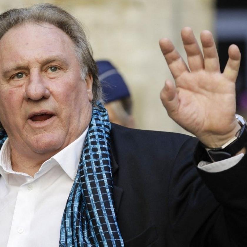 Hírességek sora, köztük az egykori francia first lady áll ki a szexuális zaklatással vádolt Gérard Depardieu mellett