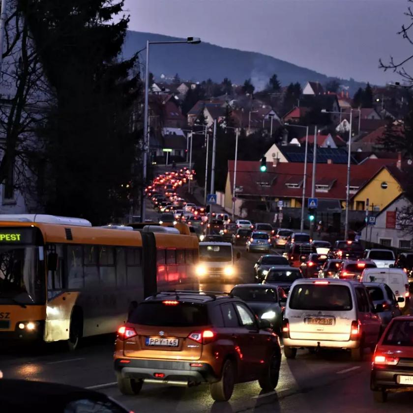 Totális közlekedési káosz fenyegeti a Dunakanyart, lépett a minisztérium