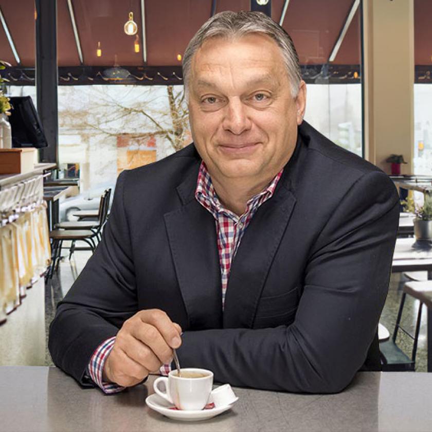 Orbán Viktor kávézik