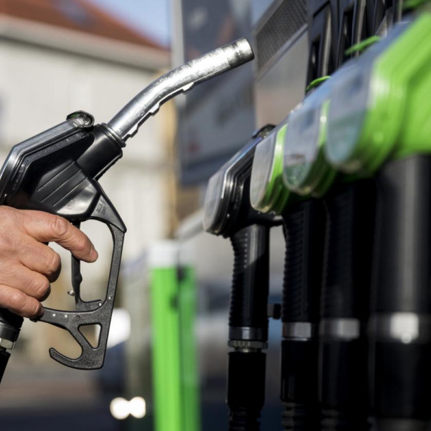 Negyvenezer forint pluszkiadást jelent egy átlagautósnak az üzemanyag jövedéki adójának emelése