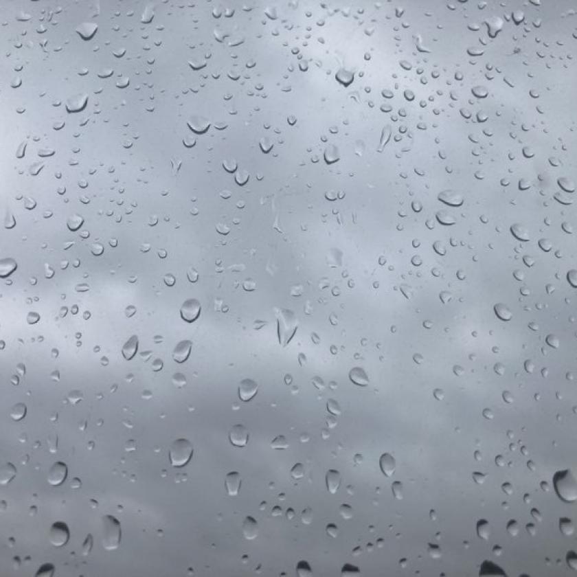 Eső és zápor, de enyhe marad az idő