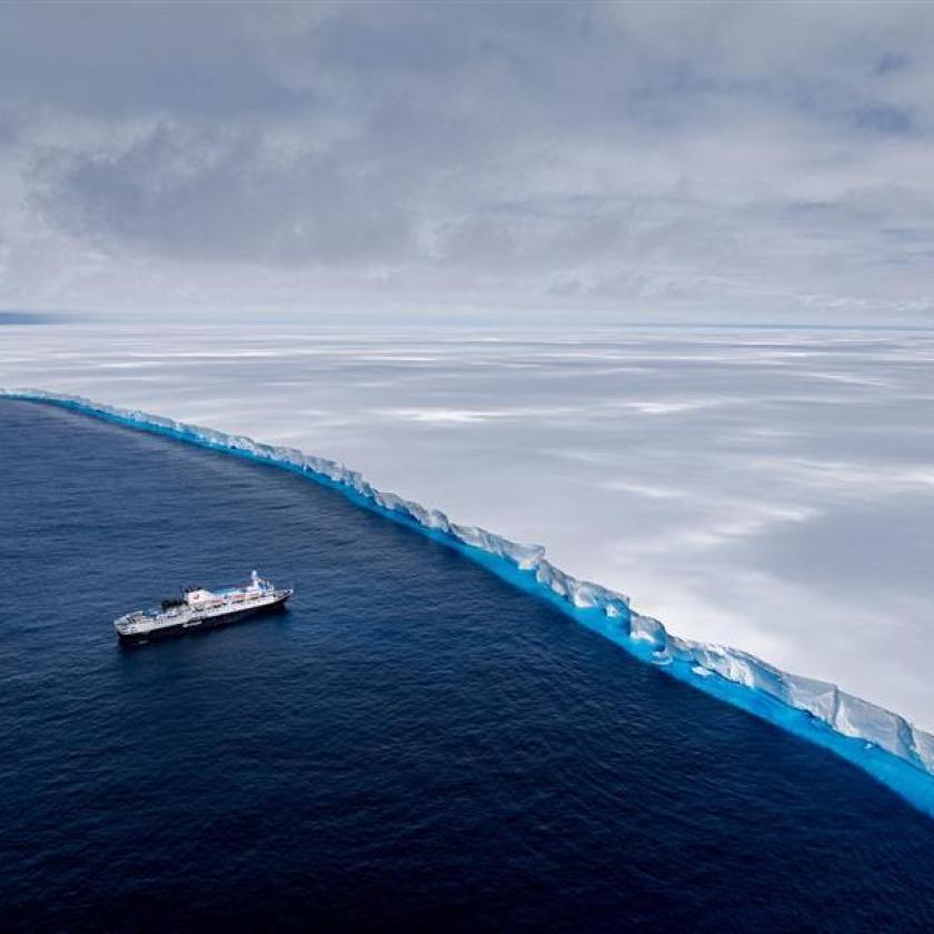 Gyorsan olvad a világ legnagyobb jéghegye