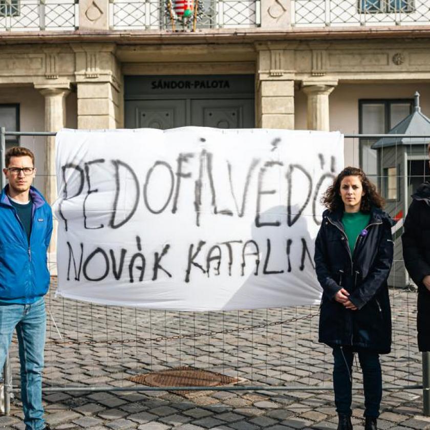 „Pedofilvédő Novák Katalin” - Átvitte a Sándor-palota elé a kordont a Momentum