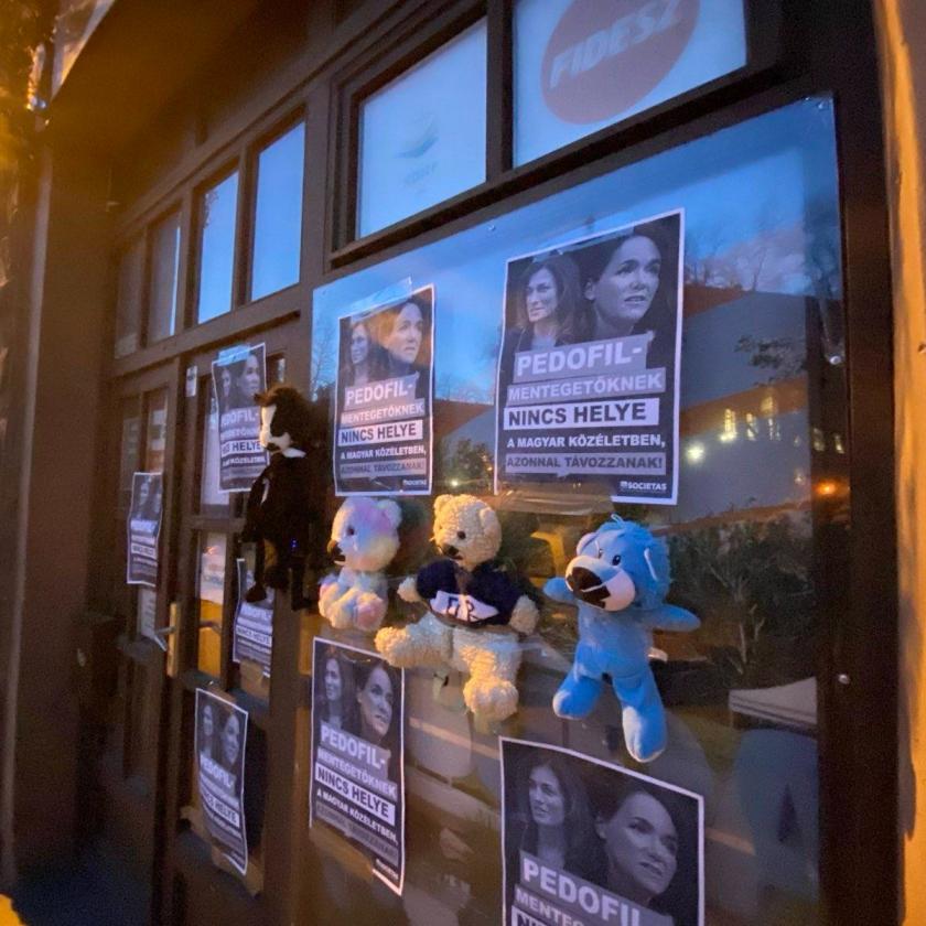 Novák-botrány: plakátokkal és leragasztott szájú plüssfigurákkal tiltakoztak a Fidesz budapesti irodáinál