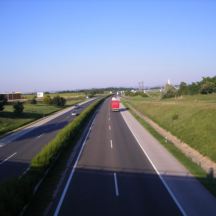 Három plusz egy sávra bővítik az M1-es autópályát