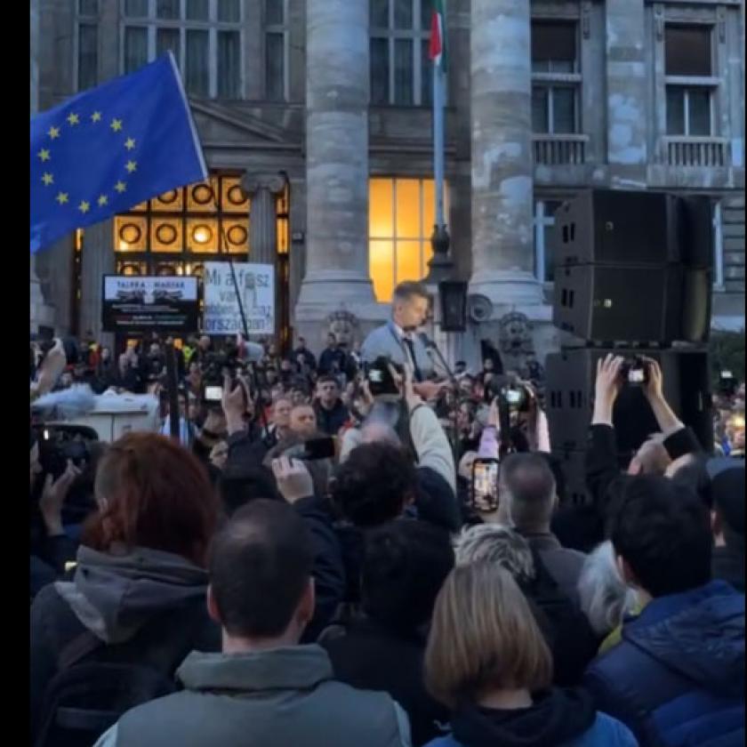 Kezdetét vette Magyar Péter tüntetése a Legfőbb Ügyészség előtt