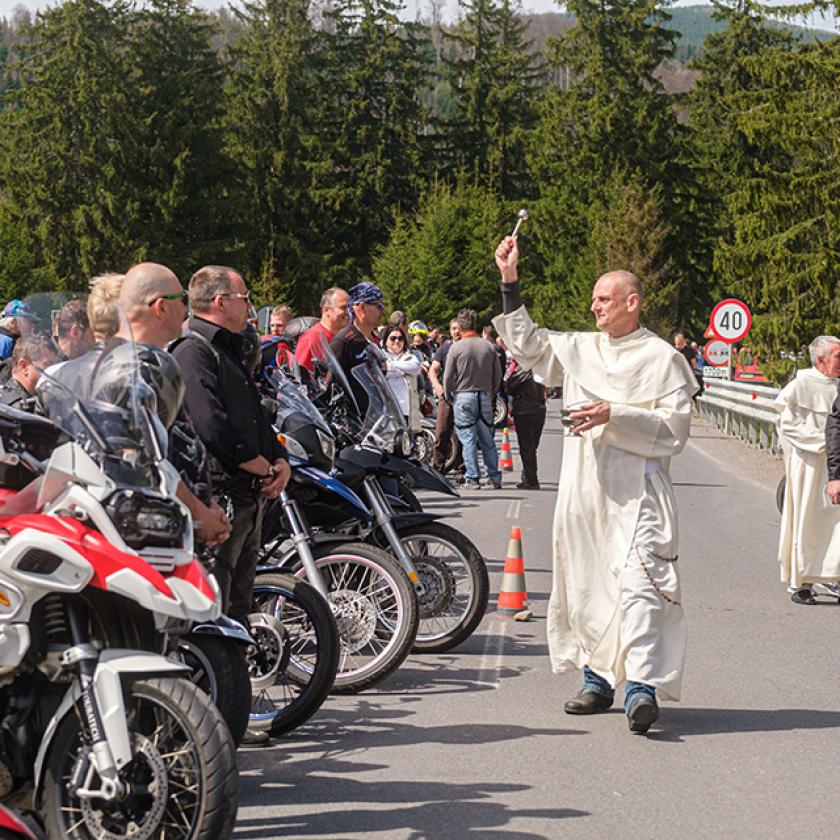 Motorosokat áldottak meg az erdélyi Tolvajos-tetőn