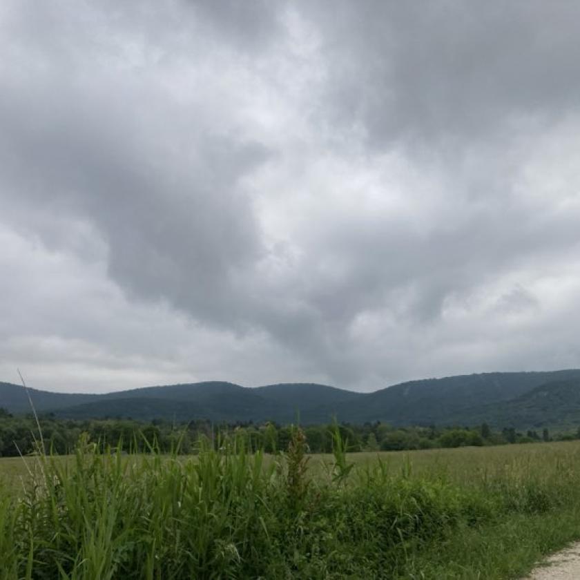 A fülledt, meleg időben záporok, zivatarok alakulnak ki, de a felőszakadás sem kizárt