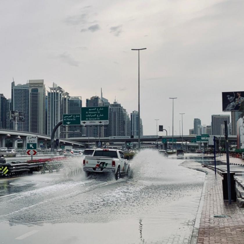 Pusztít az eső Dubajban