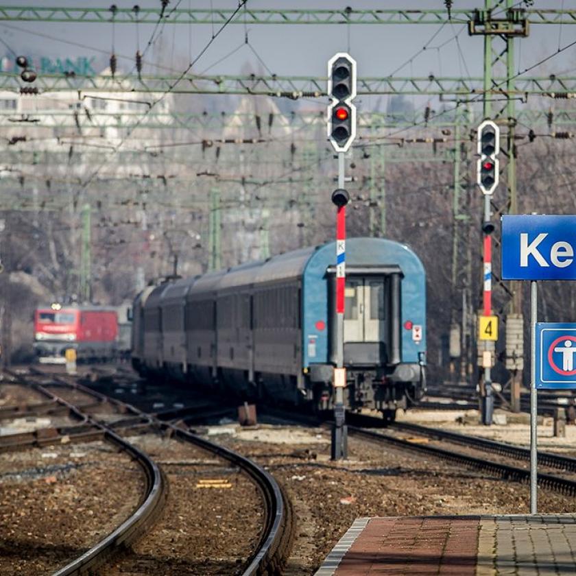 Kelenföldtől pár száz méterre a vonaton ragatak az utasok, egy órára