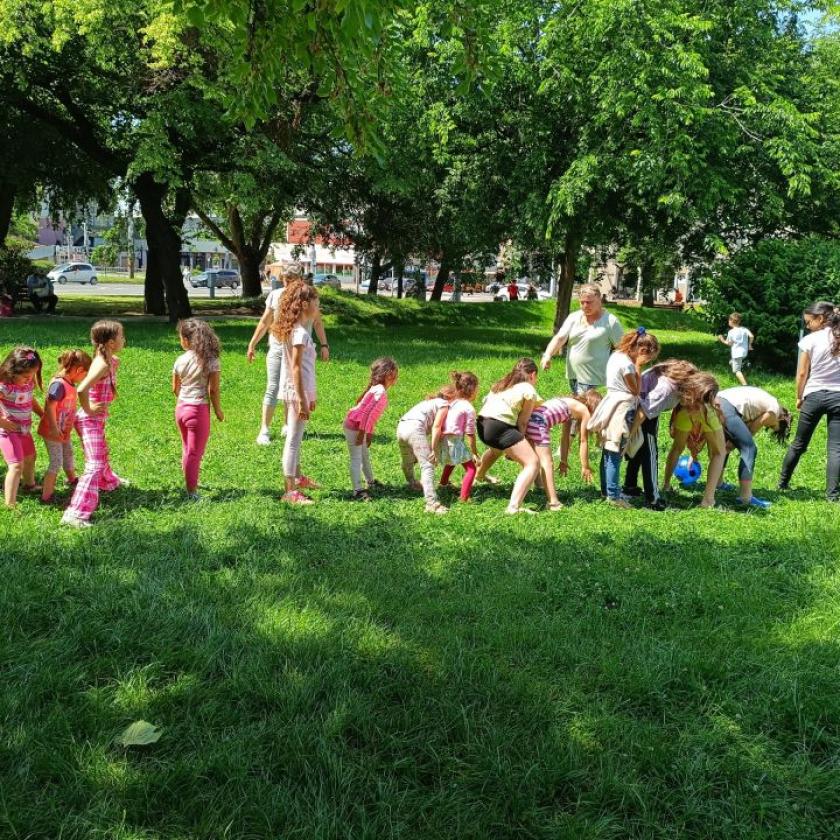 Gyermekek, akik csak akkor boldogok a Gyermeknapon is, ha jól lakhatnak - Pizza-party Debrecenben 