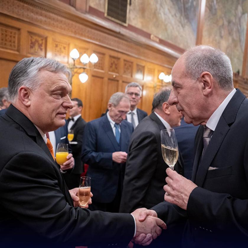 Dobrev Klára: Összegyűltek az aláírások, Sulyok Tamás megbukott, Orbán Viktor pedig gyáván hallgat