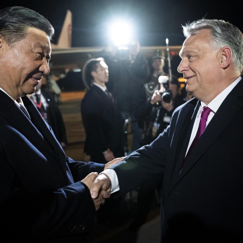 Megérkezett a kínai elnök, Orbán Viktor fogadta