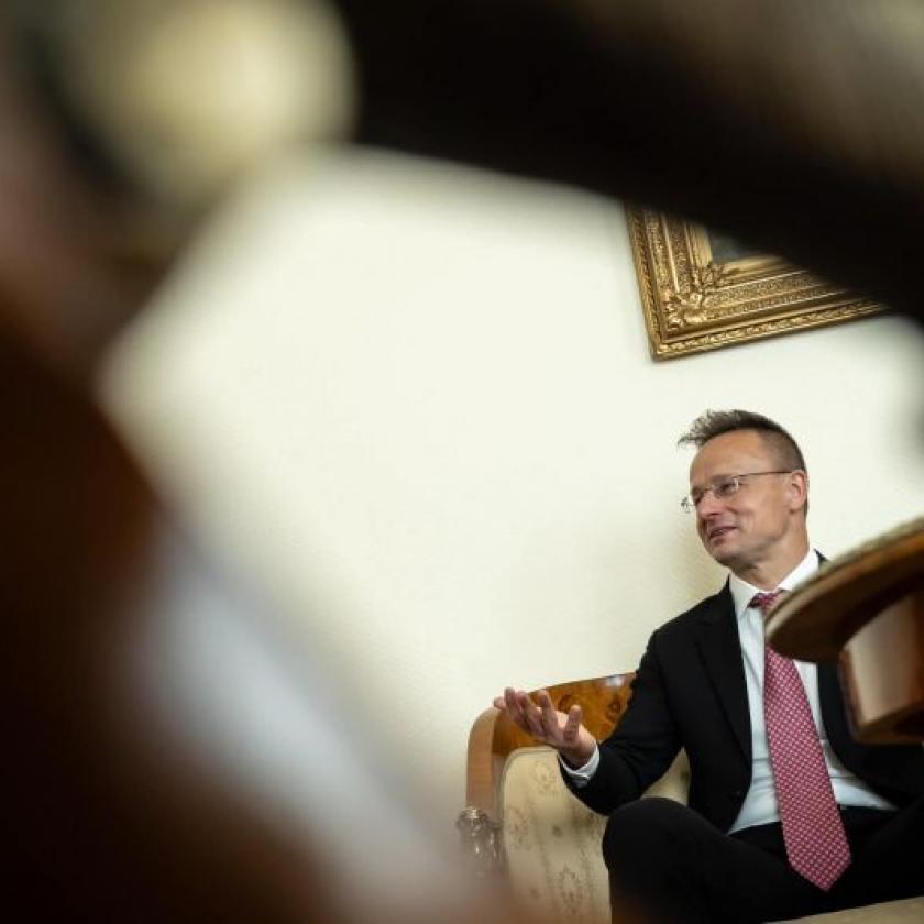A Fideszt elképesztően hidegen hagyja az a botrány, ami miatt az ellenzék elüldözné Szijjártót 