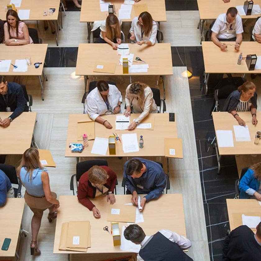 Véget ért a főpolgármester-jelöltekre újraszámlálása, most összesítik az eredményeket 