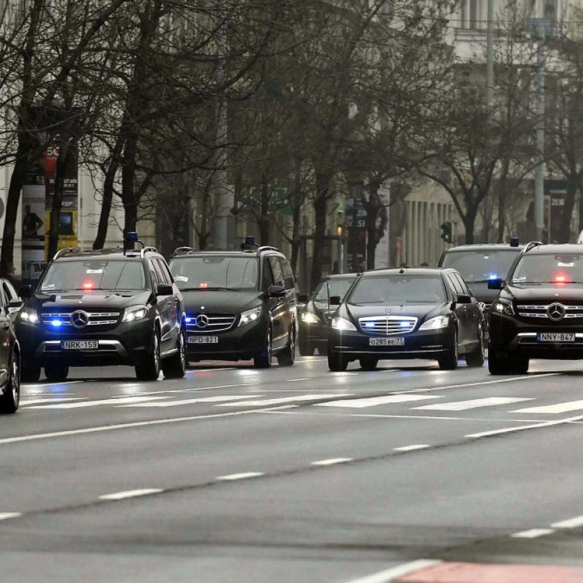 A KRESZ friss módosítására figyelmeztetnek a rendőrök