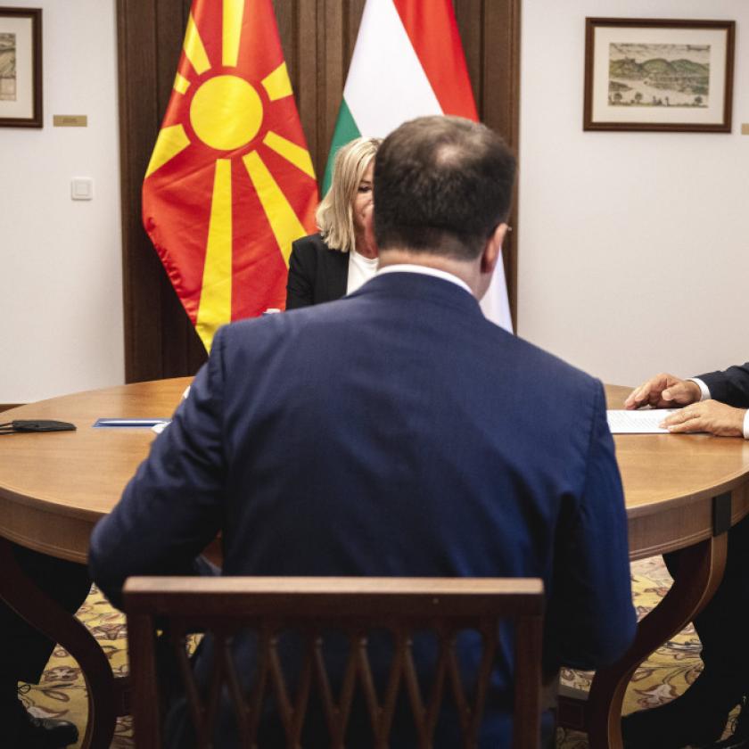 Lényegében 500 millió euró ingyenhitelt ad Magyarország Észak-Macedóniának
