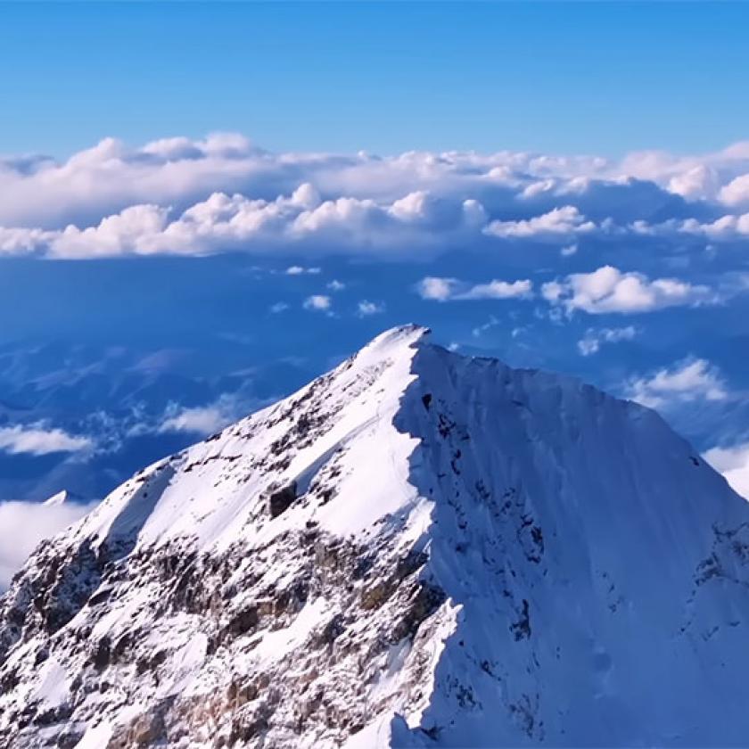 Lélegzetelállító felvételek: drónnal repültek a Mount Everest csúcsa fölé – VIDEÓ