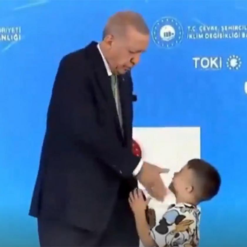 Erdogan pofonütött egy gyereket a színpadon, amiért nem akart elsőre kezet csókolni neki