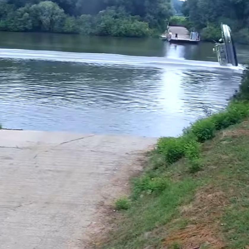 Gyönyörű szaltót hozott össze egy rendőrségi hajó a Tiszán - VIDEÓK