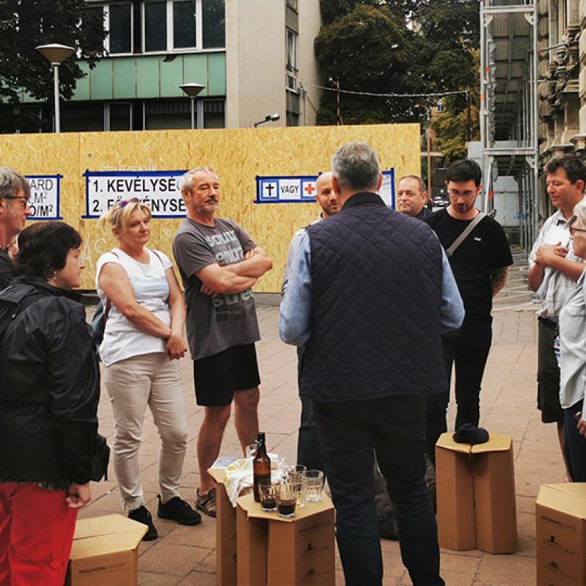 Lázár János húzott egy váratlant és leült kávézni a Magyar Rádió épületének lebontása ellen tüntetőkkel 