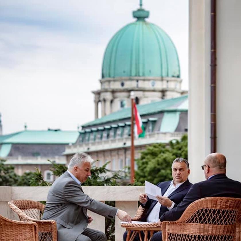 Milliós ülőgarnitúrák kerültek Orbán palotájának teraszára