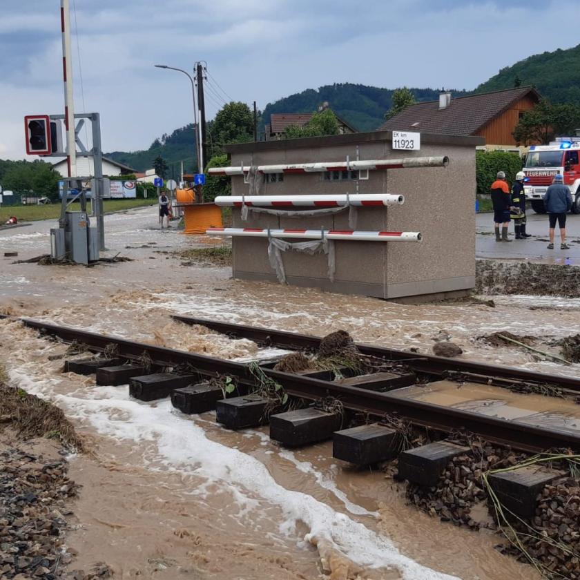 Az ausztriai árvizek miatt csak Budapestig mennek a Bécs felé közlekedő vonatok