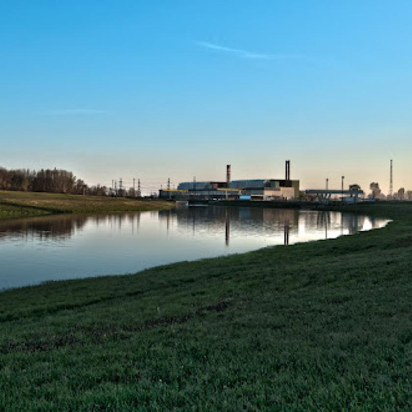 Százezer tonna iszapot kotortat a Dunába Paksnál Mészáros cége