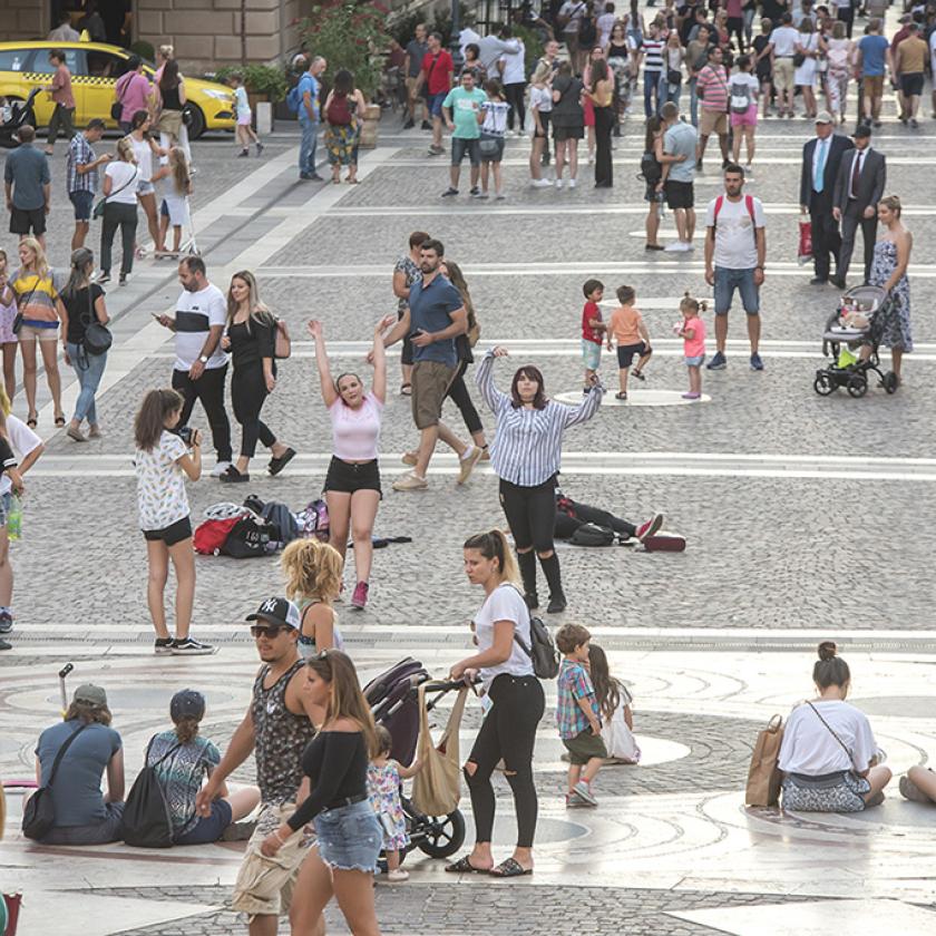 A fiatalok szeretnek a fővárosban élni, de a családalapítást egyharmaduk már külföldön tervezi