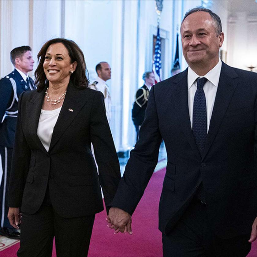 Antiszemita hirdetésekkel támadják Kamala Harris férjét