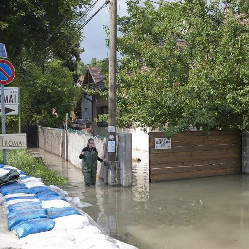 Nem kapott segítséget, szombaton biztos, hogy elönti a házát a víz