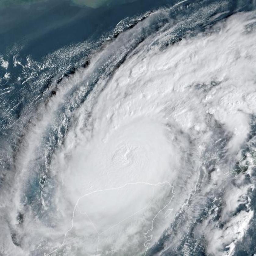 Florida történetének legnagyobb kötelező evakuálását rendelték el a közeledő hurrikán miatt