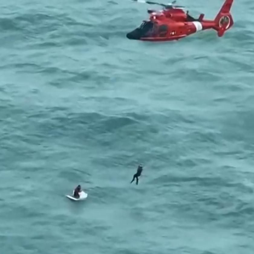 Hűtőládába kapaszkodó férfit mentettek ki a tengerből Floridában - VIDEÓ