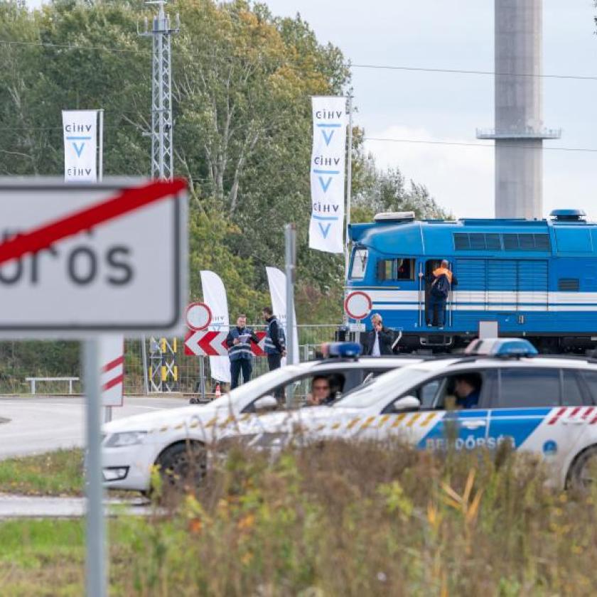 Senki nem tudja, ki engedélyezte a Mészáros Lőrinc érdekeltségű cégnek, hogy lezárjon egy vasúti átjárót az építkezés megtekintése miatt 