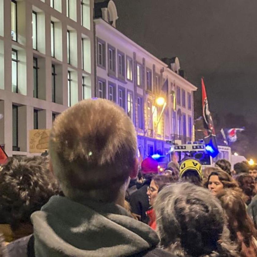 Nagy tömeg tüntetett a brüsszeli Magyar Háznál