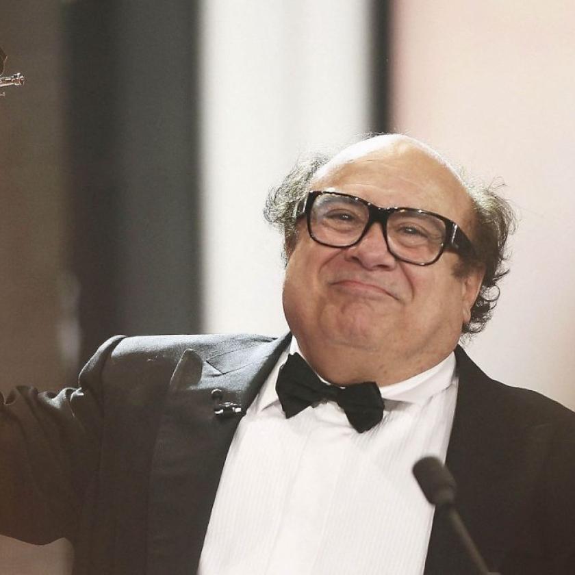 Fodrász, vurstlis és parkolóőr volt, a legvonzóbb férfinak választották, és elneveztek róla egy napot – Danny DeVito 80 éves 