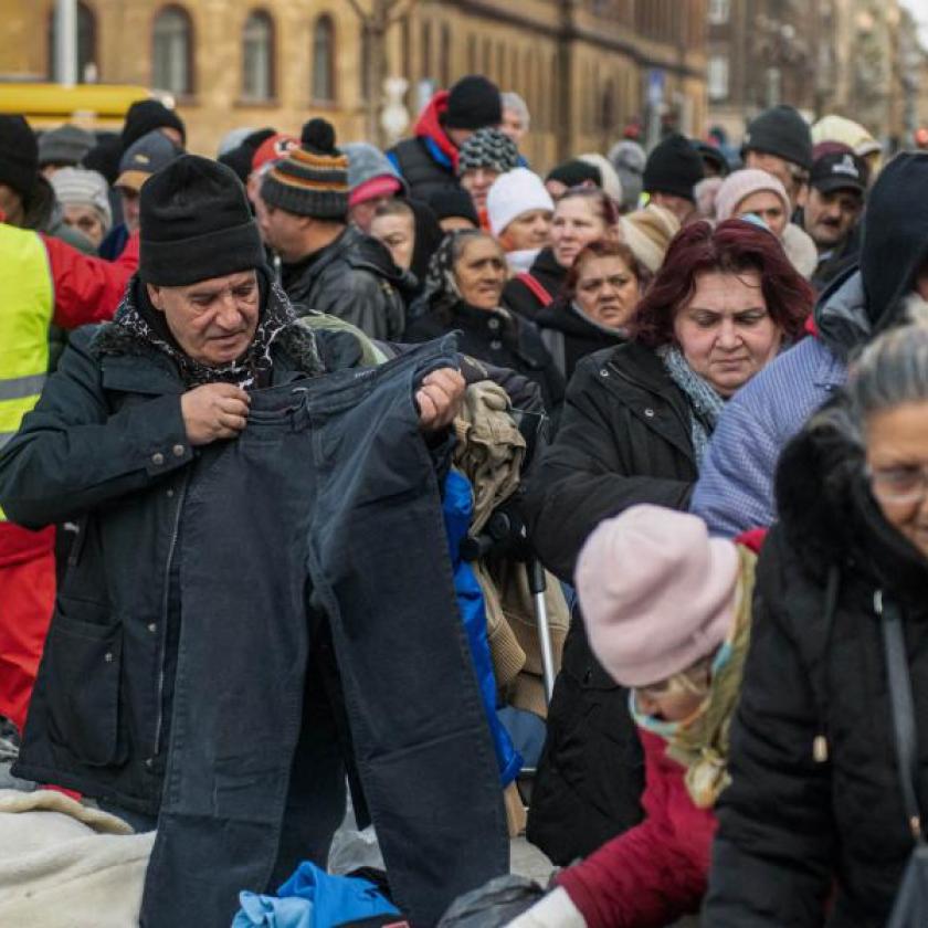 Több száz rászorulónak osztottak ételt, Iványi Gábor egyesületének gyűjtöttek adományokat a Blaha Lujza téren