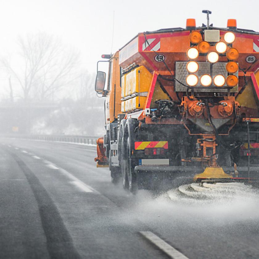 Szombaton az időjárás is dolgozni fog: ónos esőre figyelmeztet a Magyar Közút is