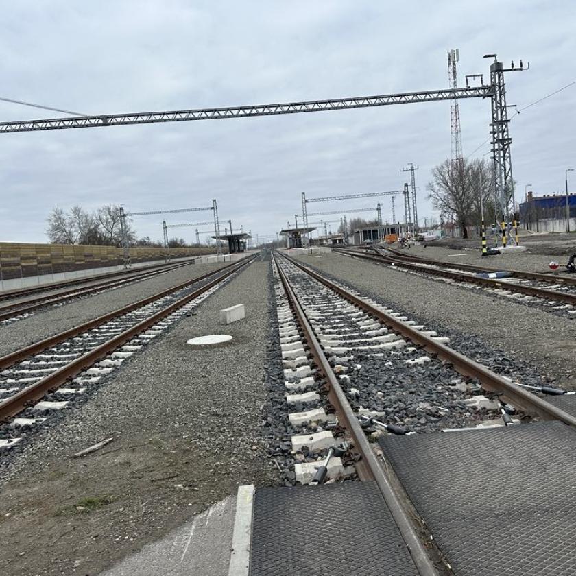 Hadházy: Nagyjából ott tartunk, mint a Rejtő-regényben, amikor egy vasúti pályaudvart ellopnak 