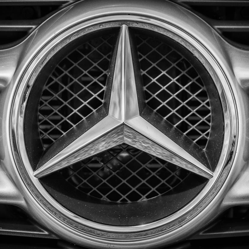 Fizetésstopot hirdetett jövő évre a Mercedes