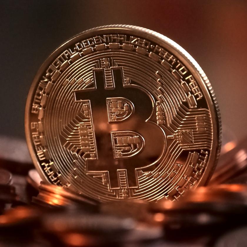 Újabb rekordon a bitcoin, 106 ezer dolláron is jegyezték