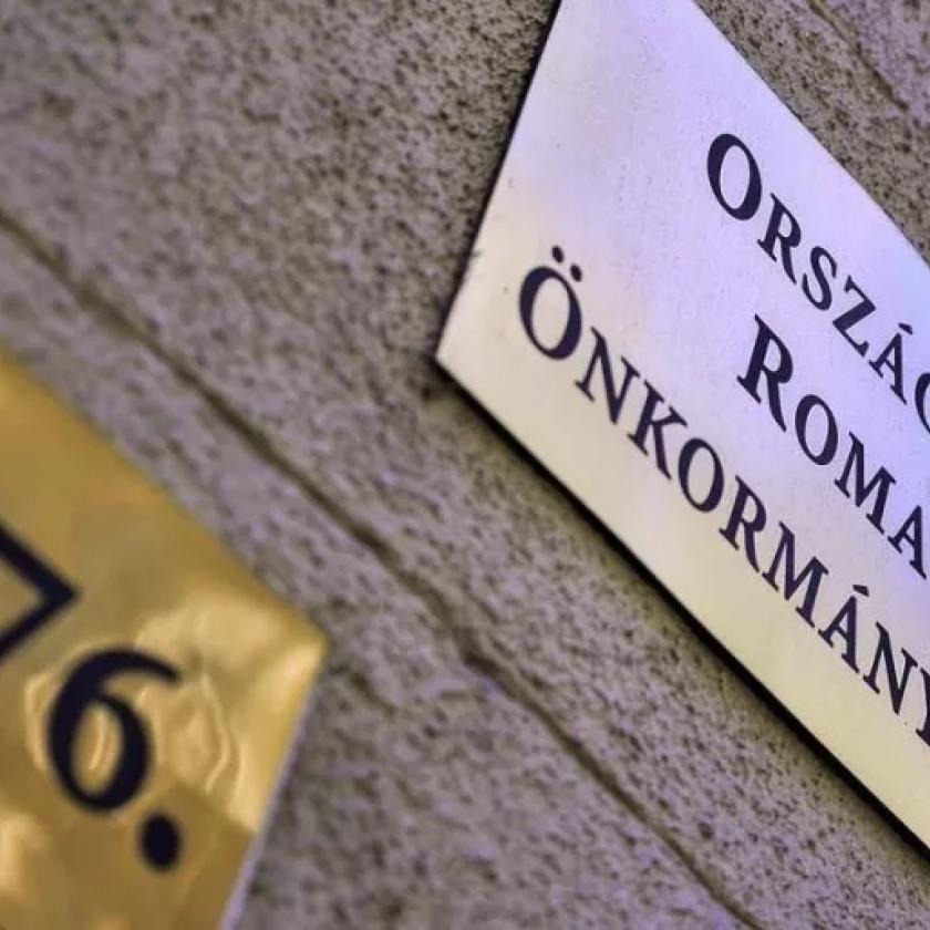 Költségvetési csalással gyanúsítanak tucatnyi roma politikust, köztük az országos önkormányzat elnökét