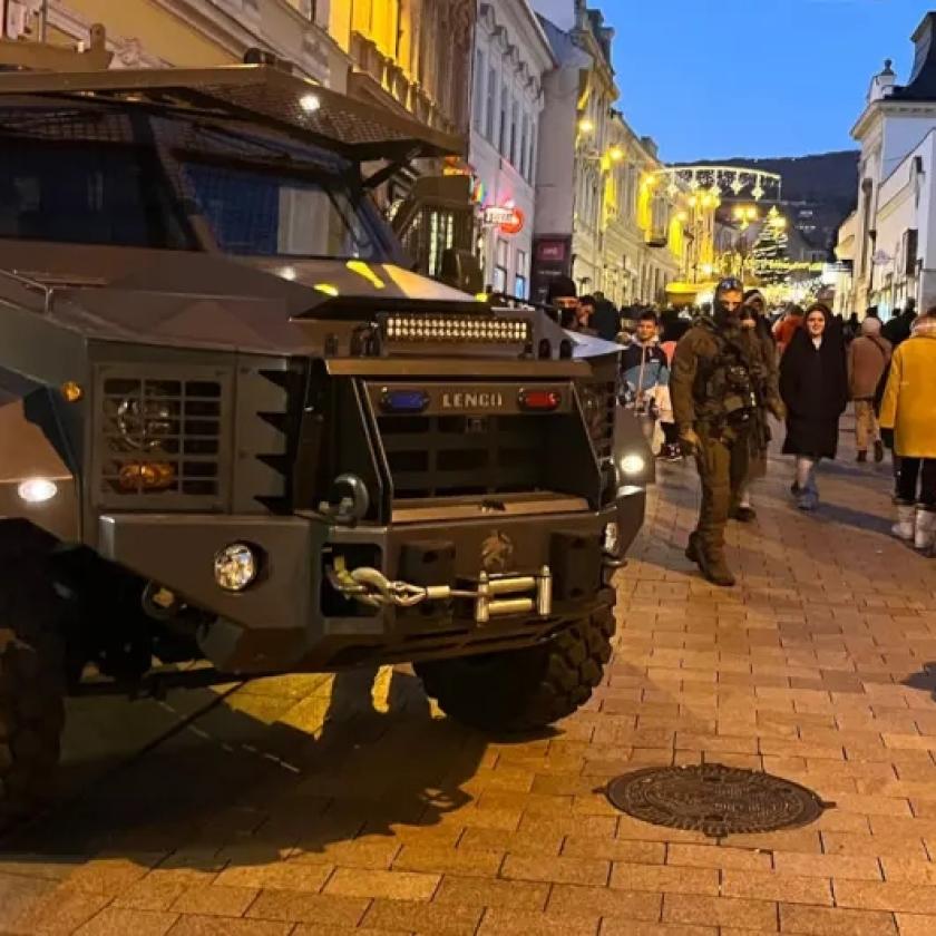 Maszkos-fegyveres tekesek jelentek meg szombaton délután a pécsi karácsonyi vásárban