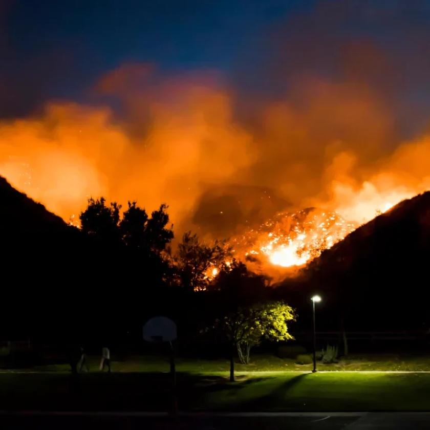 Újabb tűz tombol Los Angeles megye északi részén, tízezreket evakuálnak